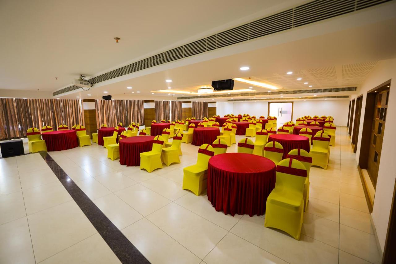 Kkm International Hotel Thiruvananthapuram Buitenkant foto