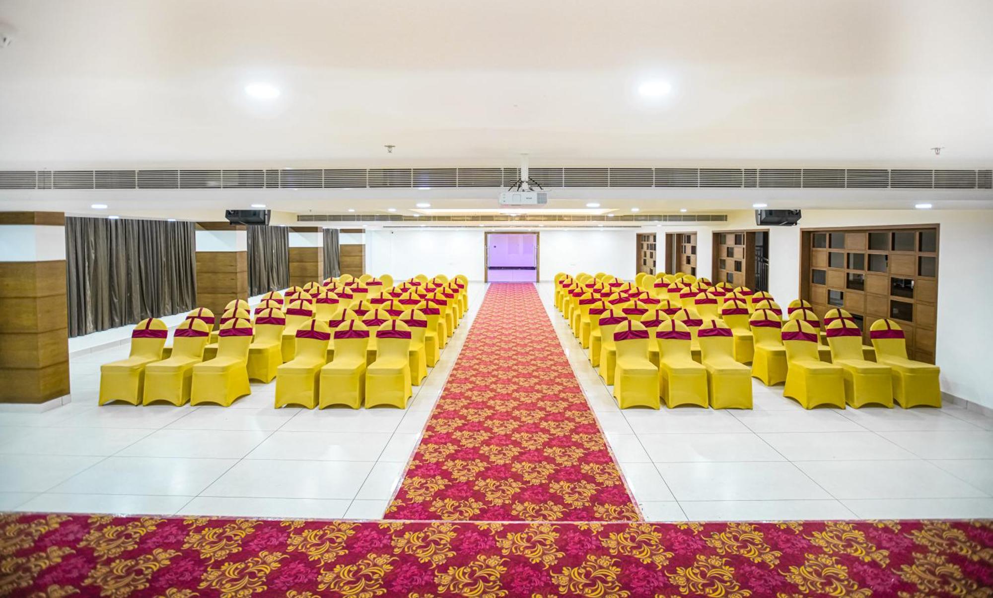 Kkm International Hotel Thiruvananthapuram Buitenkant foto